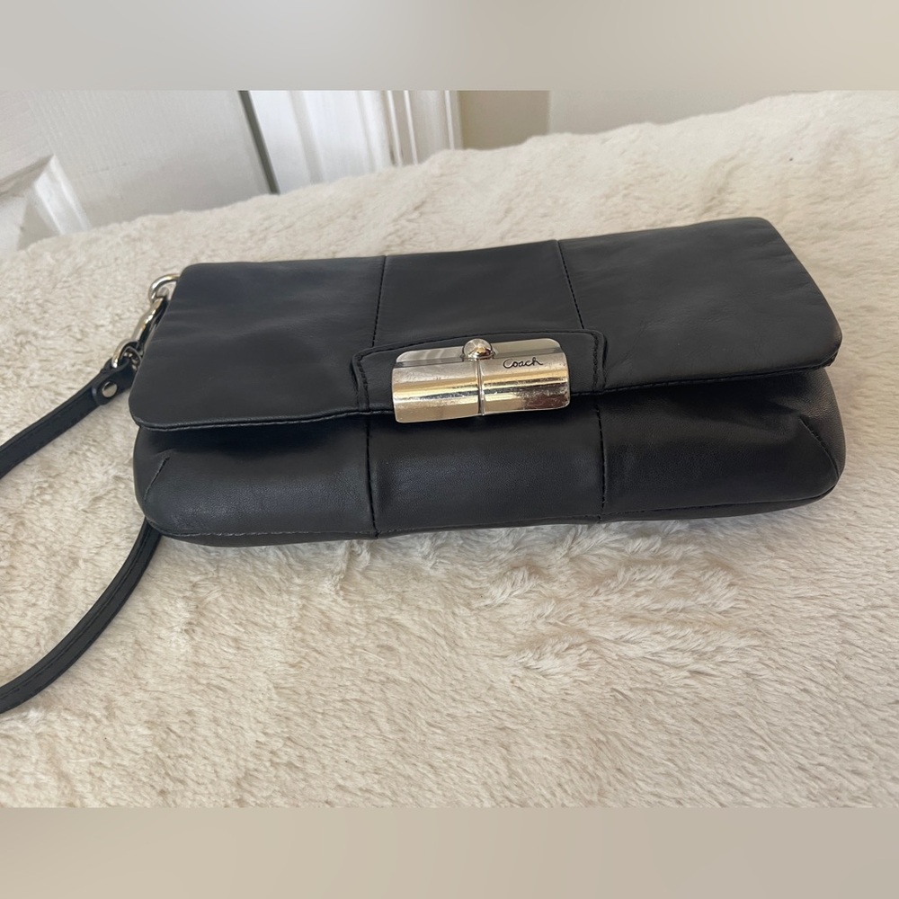 Coach leather clutch / Wristlet EUC - Picture 4 of 11